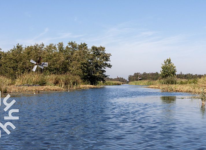 Boottocht op de grachten van Giethoorn, nabij vakantiehuis OV534 in Noordwest Overijssel.