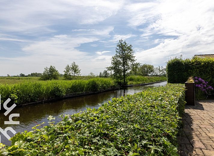 Kanoen door de natuur rondom vakantiehuis OV534 in het schilderachtige Giethoorn.