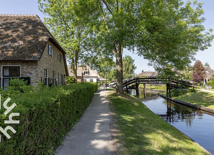 OV553 vakantiehuis in Giethoorn, Noordwest Overijssel, omgeven door pittoreske grachten en groen.