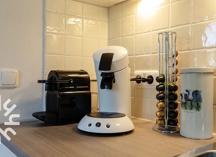 OV553 vakantiehuis in Giethoorn, Noordwest Overijssel, omgeven door pittoreske grachten en groen.