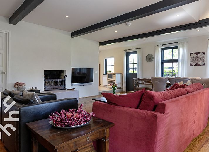 OV553 vakantiehuis in Giethoorn, Noordwest Overijssel, omgeven door pittoreske grachten en groen.