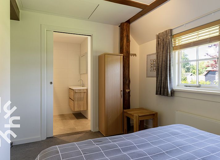 Moderne badkamer in OV553 vakantiehuis Giethoorn, voorzien van stijlvol sanitair en natuurlijke lichtinval.