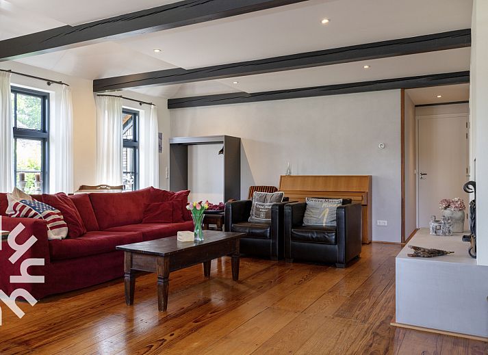 Moderne badkamer in OV553 vakantiehuis Giethoorn, voorzien van stijlvol sanitair en natuurlijke lichtinval.