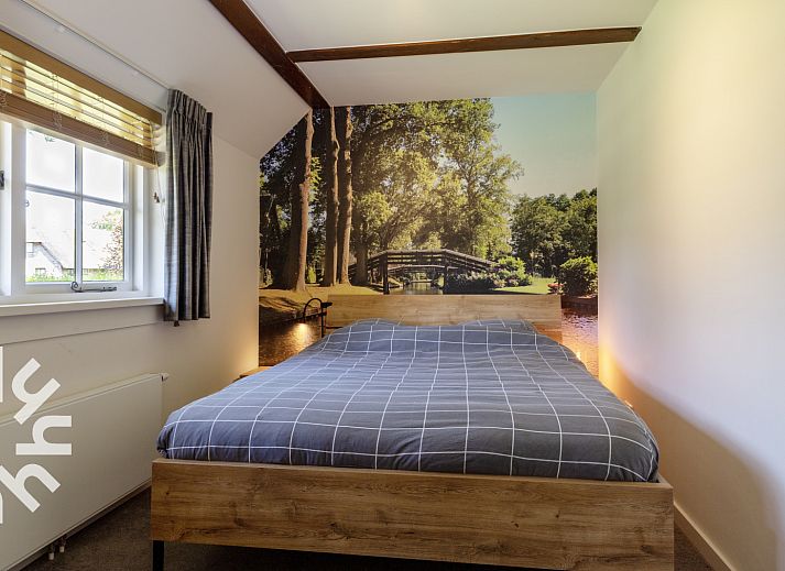 Rustieke tuin van OV553 vakantiehuis in Giethoorn met zitje en groene omgeving voor ontspanning.