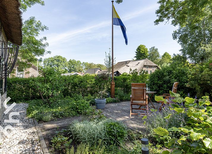 Gezellige keuken van OV553 vakantiehuis in Giethoorn met moderne apparatuur en houten elementen.
