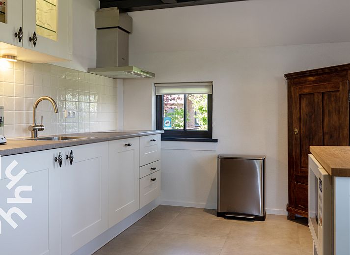 Gezellige keuken van OV553 vakantiehuis in Giethoorn met moderne apparatuur en houten elementen.