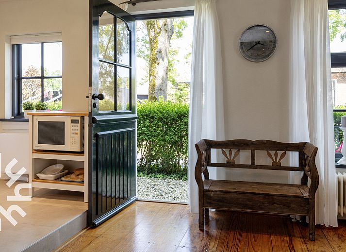 Gezellige keuken van OV553 vakantiehuis in Giethoorn met moderne apparatuur en houten elementen.