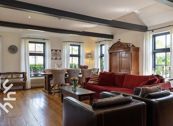 Eetkamer van vakantiehuis OV553 in Giethoorn, met grote tafel en sfeervolle inrichting.