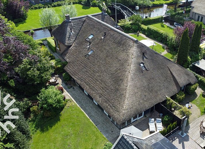 Terras aan het water bij OV592 vakantiehuis in Giethoorn, Noordwest Overijssel.