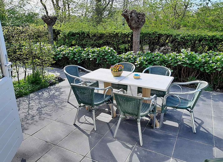 Aussenbereich des Ferienhauses OV603 in Giethoorn, Overijssel mit Terrasse und Gartentisch.
