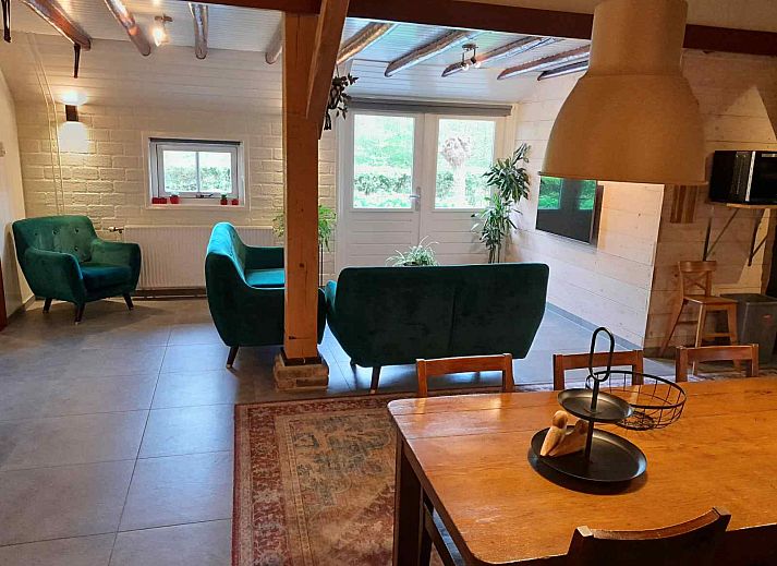 Innenbereich des Ferienhauses OV603 in Giethoorn mit Blick auf die Terrasse.