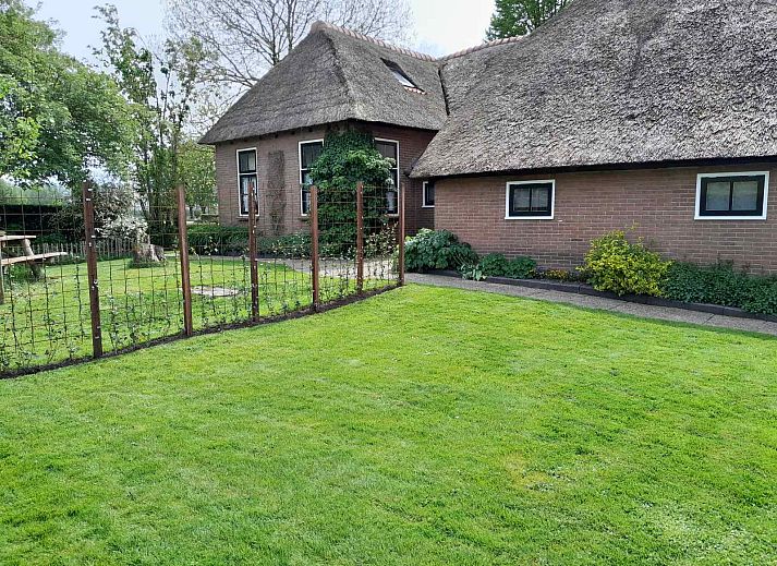 Innenbereich des Ferienhauses OV603 in Giethoorn mit Blick auf die Terrasse.