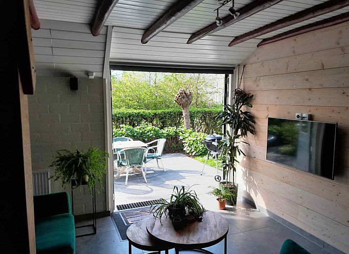 Innenbereich des Ferienhauses OV603 in Giethoorn mit Blick auf die Terrasse.