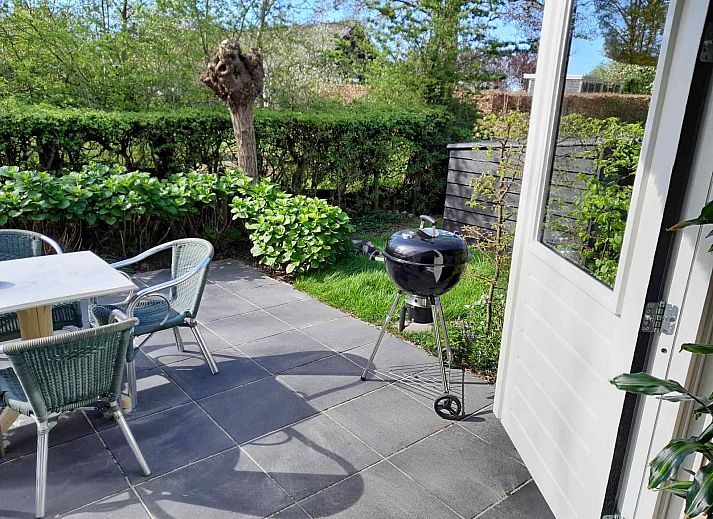 Innenbereich des Ferienhauses OV603 in Giethoorn mit Blick auf die Terrasse.