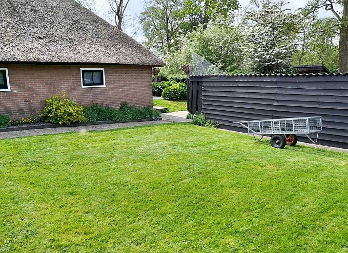 Sonnige Terrasse mit Grill im Ferienhaus OV603 in Giethoorn, Overijssel.