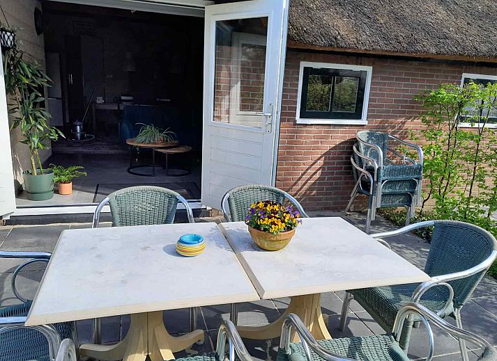 Sonnige Terrasse mit Grill im Ferienhaus OV603 in Giethoorn, Overijssel.