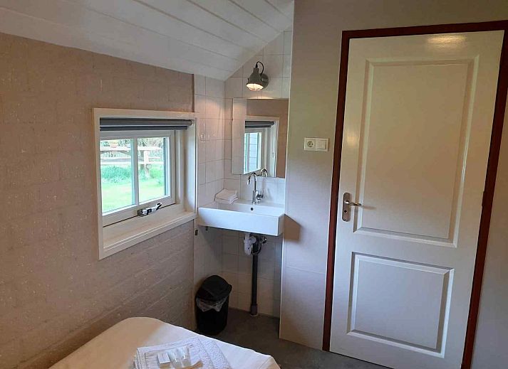 Schlafzimmer im Ferienhaus OV603 in Giethoorn, Overijssel mit Doppelbett.