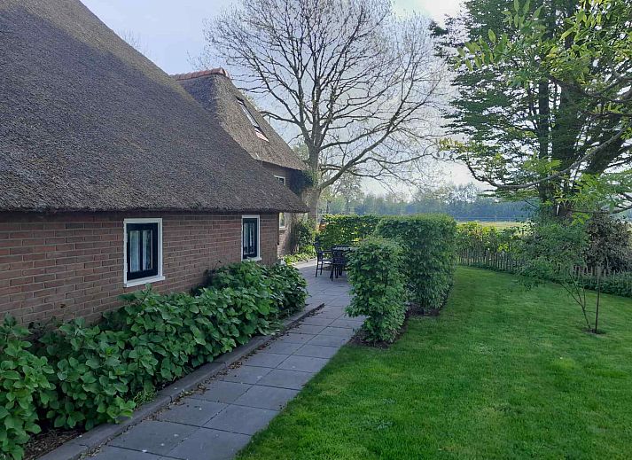 Cozy terrace at OV601 vacation home in Giethoorn, Overijssel, with seating and barbecue in green surroundings.