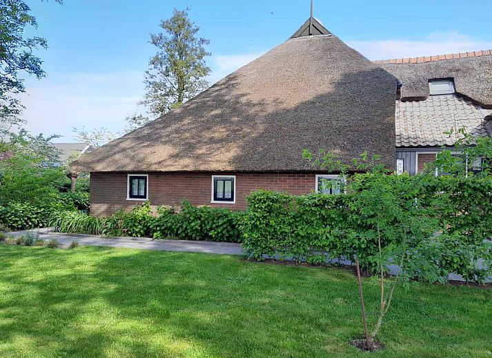 Cozy terrace at OV601 vacation home in Giethoorn, Overijssel, with seating and barbecue in green surroundings.
