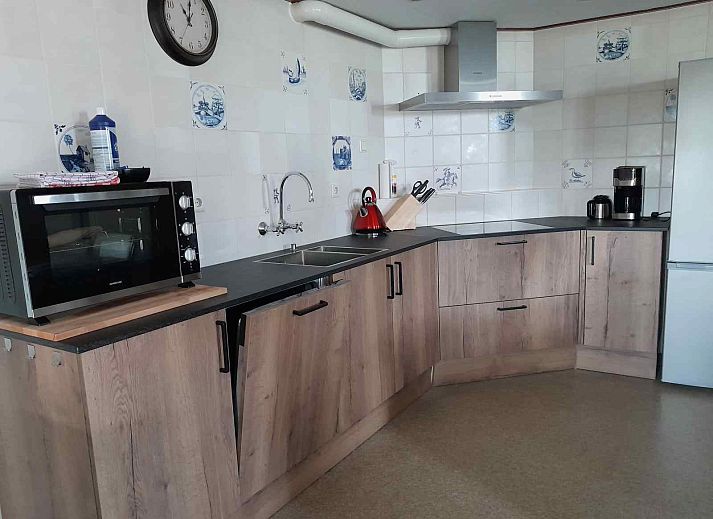 Cozy bedroom in vacation home OV601, Giethoorn, with comfortable beds and natural light.