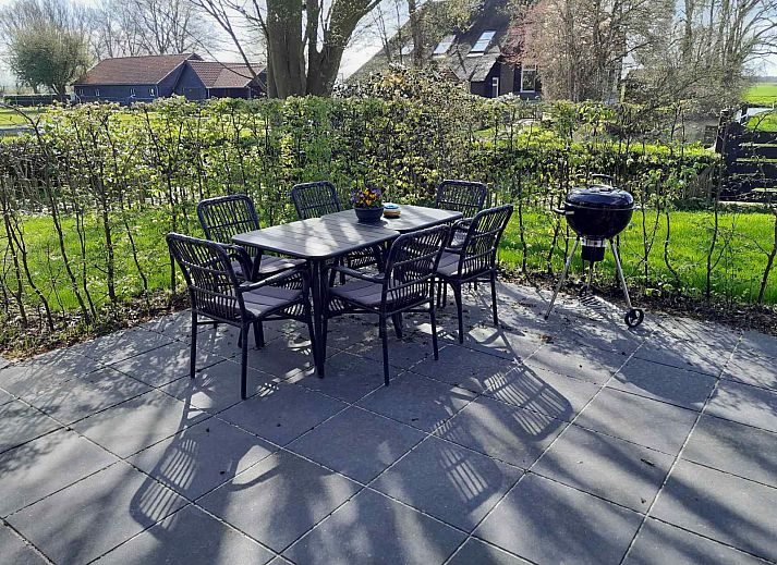 Cozy bedroom in vacation home OV601, Giethoorn, with comfortable beds and natural light.