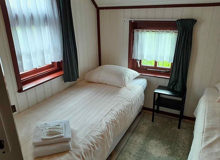 Cozy bedroom in vacation home OV601, Giethoorn, with comfortable beds and natural light.