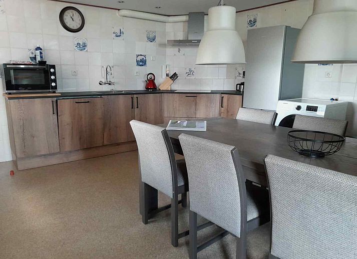 Attractive garden of vacation home OV601 in Giethoorn, Overijssel, with colorful flowers and paved path.