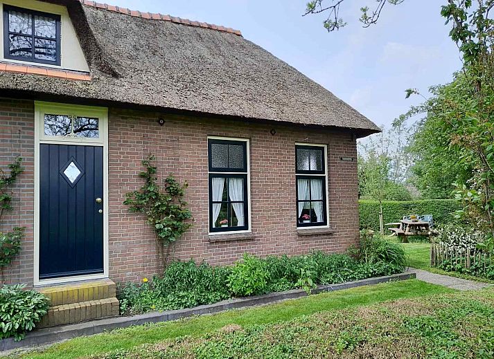 Cozy indoor area of vacation home OV602 in Giethoorn with modern kitchen and dining table.