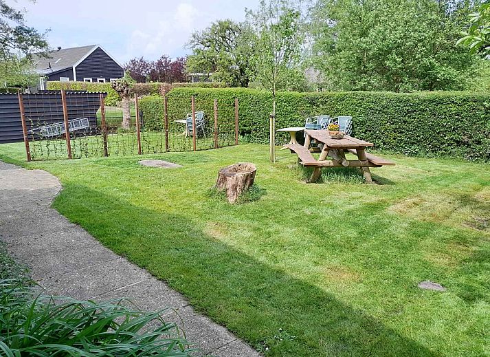 Cozy indoor area of vacation home OV602 in Giethoorn with modern kitchen and dining table.
