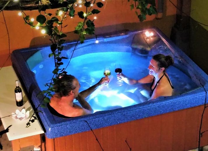 Cottage in Giethoorn, a charming cottage in Northwest Overijssel, surrounded by green nature and rustic charm.