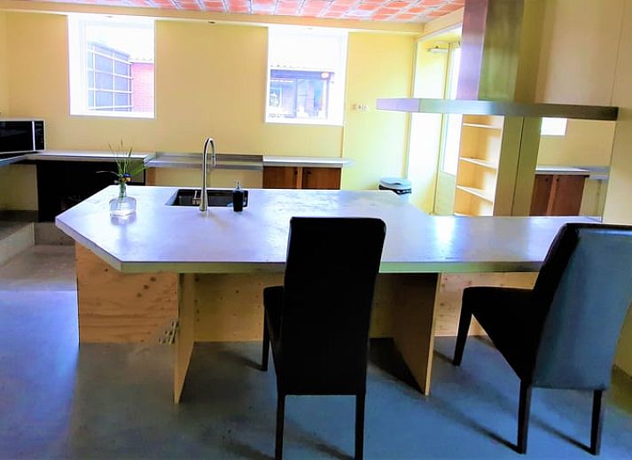 Cottage in Giethoorn, a charming cottage in Northwest Overijssel, surrounded by green nature and rustic charm.