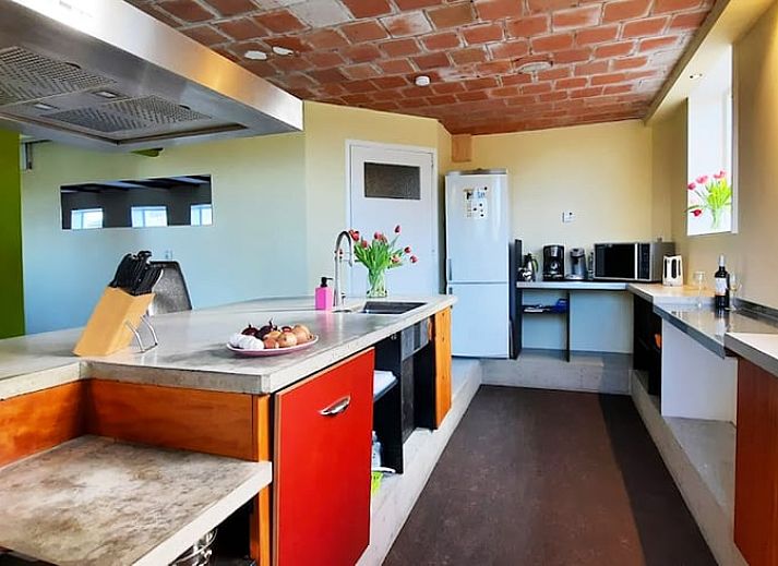 Cottage in Giethoorn, a charming cottage in Northwest Overijssel, surrounded by green nature and rustic charm.