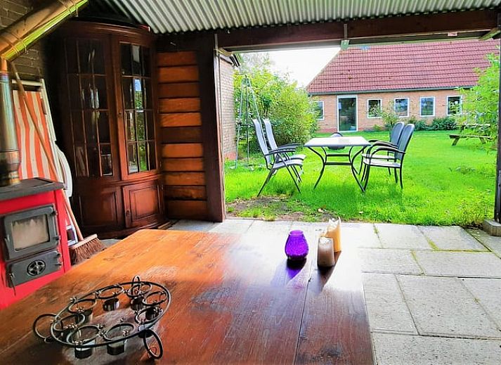 Enjoy a relaxing evening in the Jacuzzi at Huisje in Giethoorn, a cozy vacation home in Northwest Overijssel, Overijssel.