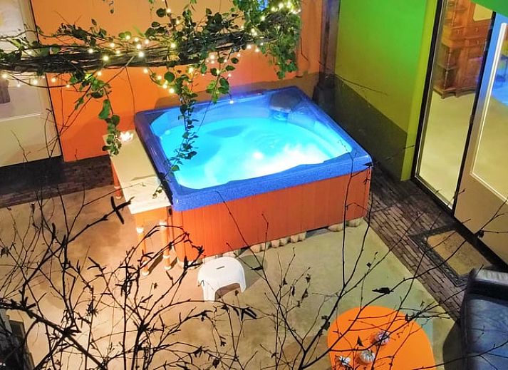 Modern kitchen of Huisje in Giethoorn, vacation home in picturesque Giethoorn, Overijssel, with spacious dining table and stylish furnishings.