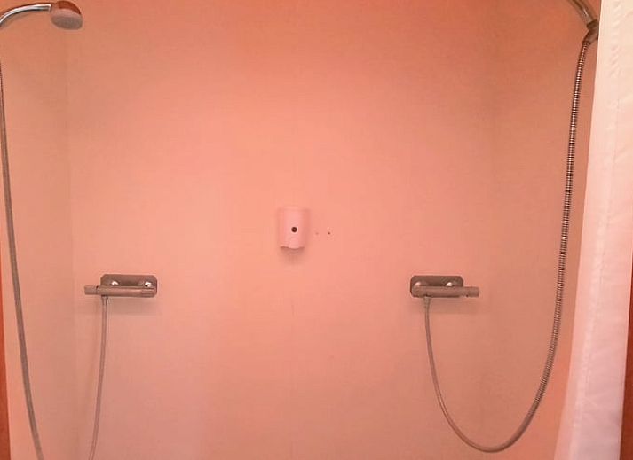 Modern kitchen of Huisje in Giethoorn, vacation home in picturesque Giethoorn, Overijssel, with spacious dining table and stylish furnishings.