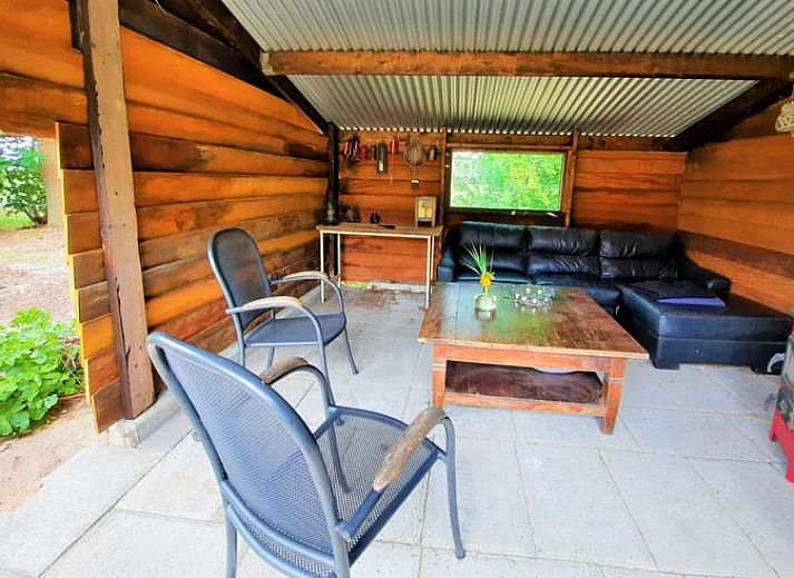 Modern kitchen of Huisje in Giethoorn, vacation home in picturesque Giethoorn, Overijssel, with spacious dining table and stylish furnishings.