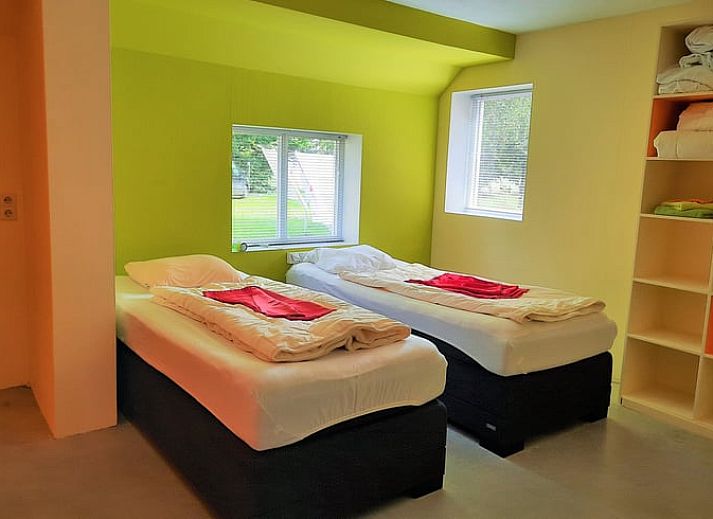 Modern kitchen of Huisje in Giethoorn, vacation home in picturesque Giethoorn, Overijssel, with spacious dining table and stylish furnishings.