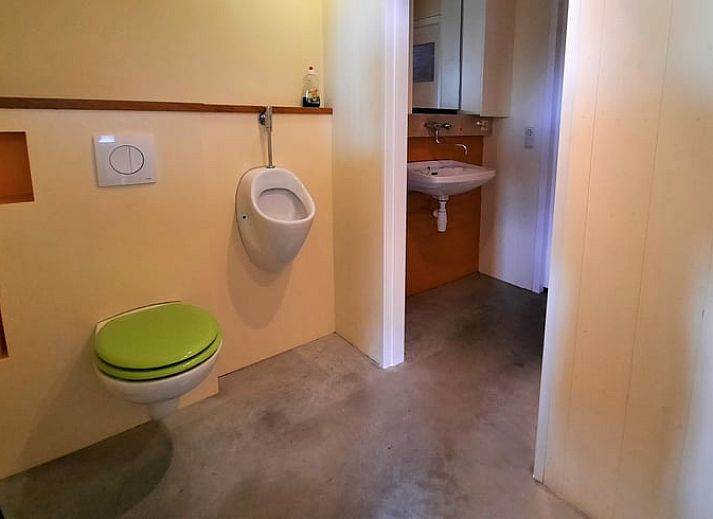 Modern kitchen of Huisje in Giethoorn, vacation home in picturesque Giethoorn, Overijssel, with spacious dining table and stylish furnishings.