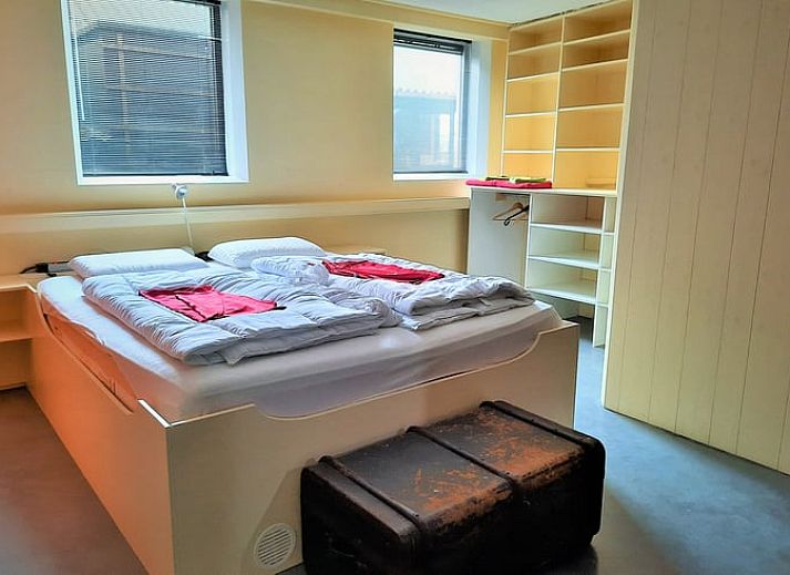 Modern kitchen in Cottage in Giethoorn, vacation home in Northwest Overijssel, with stylish decor and spacious countertops.