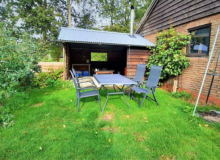 Modern kitchen in Cottage in Giethoorn, vacation home in Northwest Overijssel, with stylish decor and spacious countertops.