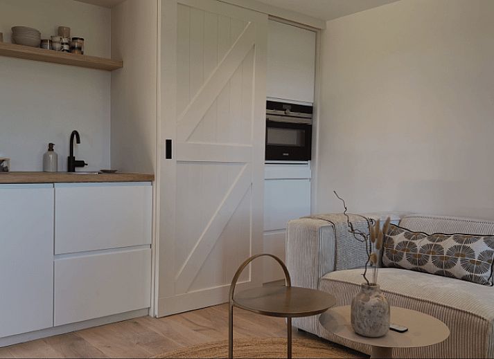 Zwei Ferienhaeuser in Giethoorn mit gruenem Garten in Overijssel.