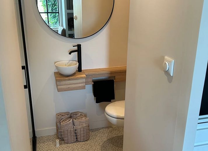 Zwei Ferienhaeuser in Giethoorn mit gruenem Garten in Overijssel.