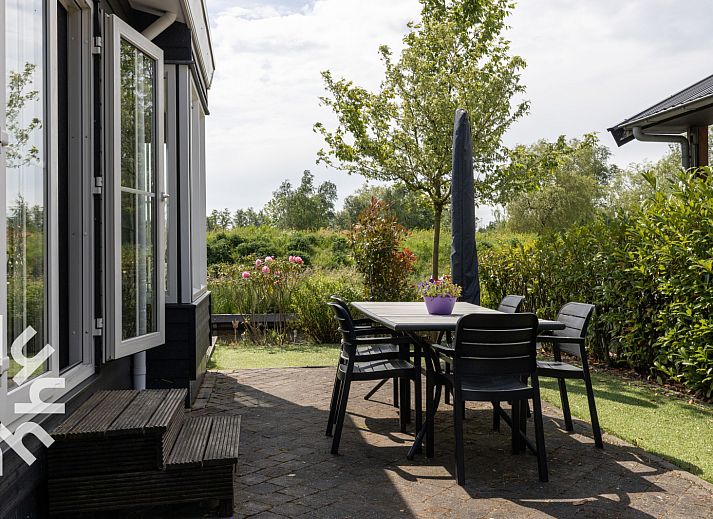 Aussenterrasse des Ferienhauses OV535 in Giethoorn, ideal fuer Mahlzeiten im Freien in Nordwest Overijssel, Overijssel.