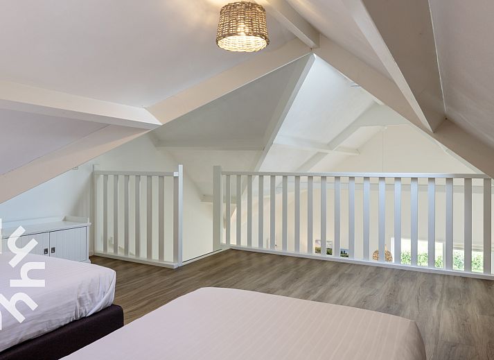 Moderne keuken in OV072 vakantiehuis, Giethoorn, met inbouwapparatuur en ruime werkbladen.