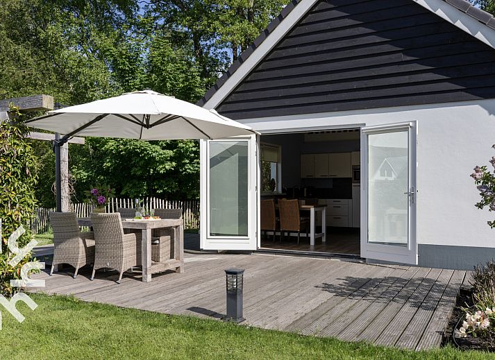 Zeilboot op het water bij OV072 vakantiehuis in Giethoorn, Noordwest Overijssel, Overijssel.