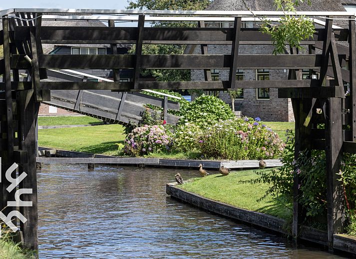 Zeilboot op het water bij OV072 vakantiehuis in Giethoorn, Noordwest Overijssel, Overijssel.