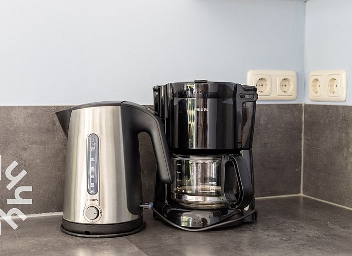 Zeilboot op het water bij OV072 vakantiehuis in Giethoorn, Noordwest Overijssel, Overijssel.