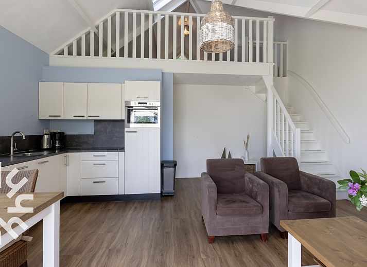 Sfeervolle slaapkamer in OV072 vakantiehuis, Giethoorn, met comfortabel tweepersoonsbed.