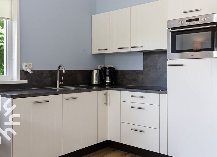 Sfeervolle slaapkamer in OV072 vakantiehuis, Giethoorn, met comfortabel tweepersoonsbed.