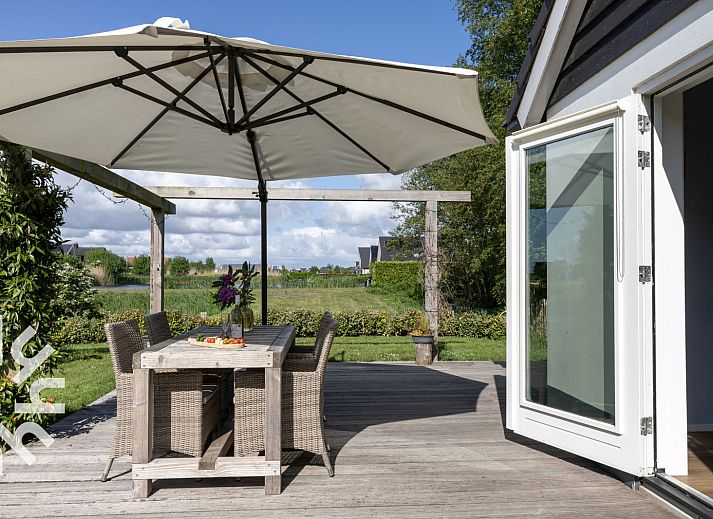 Hal en trap in OV072 vakantiehuis, Giethoorn, met toegang tot de bovenverdieping.